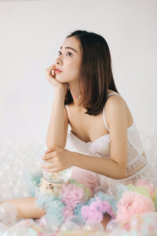 坐在带珠子的木棒